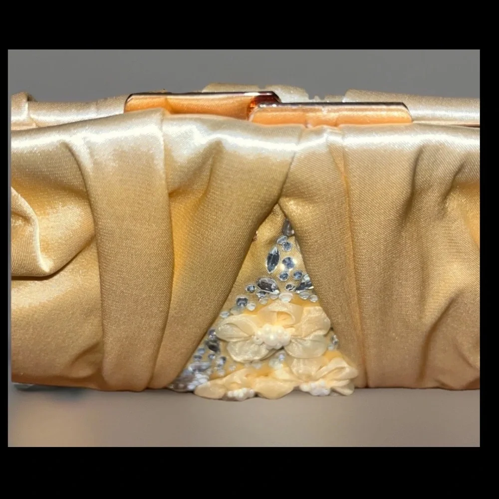 Badgley Mischka Gold Clutch Vintage Elegant Style Floral Pearls Rhinestones NWT